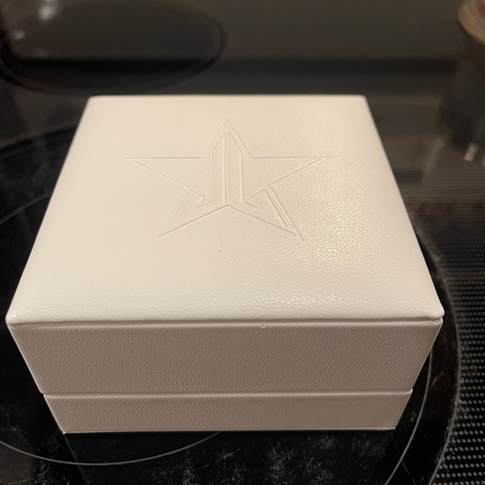 Jeffree Star Highlighter in Elegant White Box